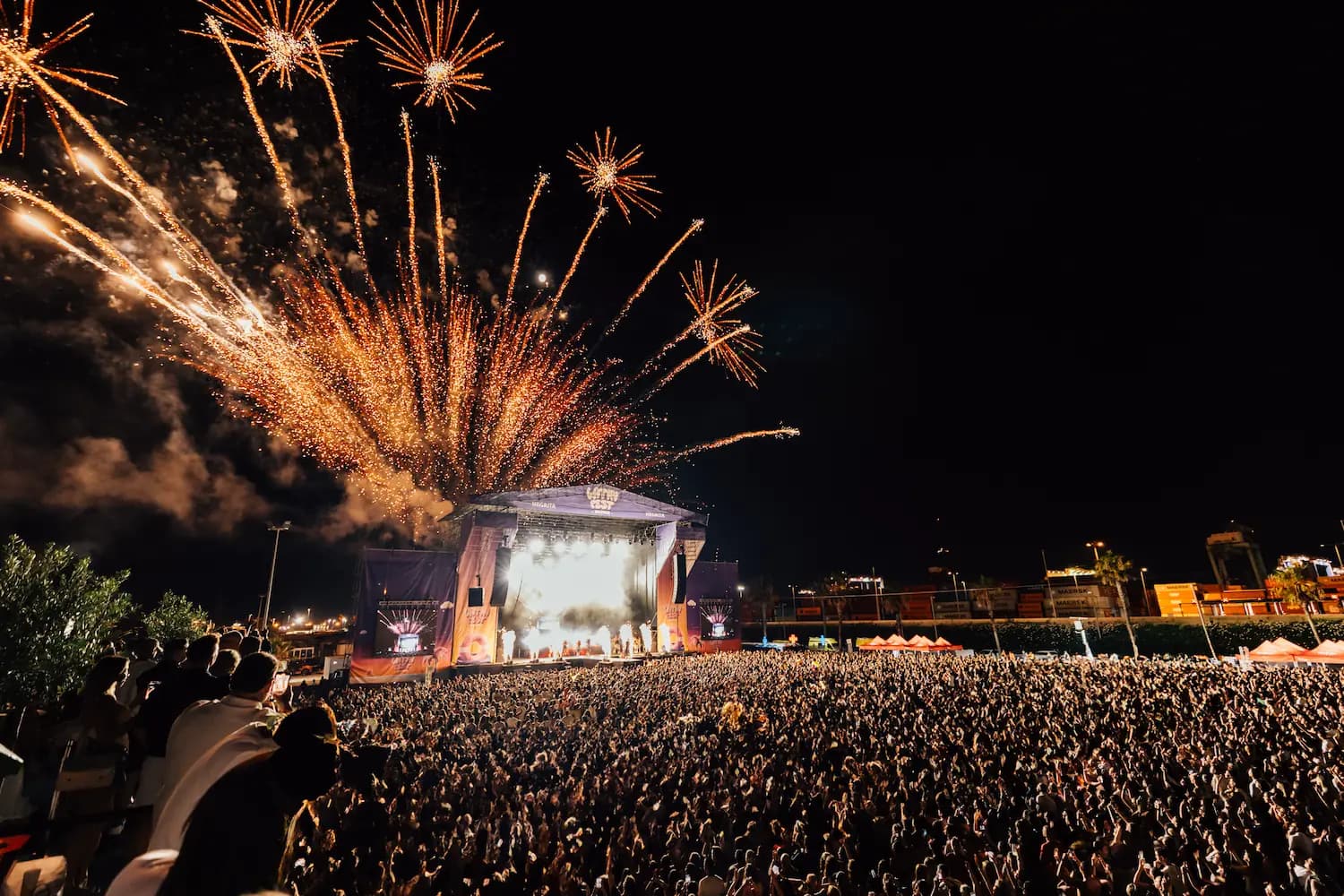 Escenario con fuegos artificiales